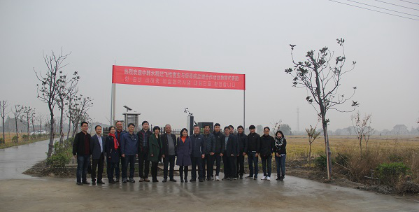 金年会体育官方网站副总经理朱旭华（左二）为考察团一行详细介绍了水稻病虫害绿色防控设备