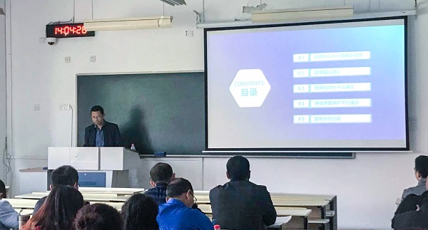 金年会体育官方网站营销中心副总监龙捷频为培训班作内容讲解