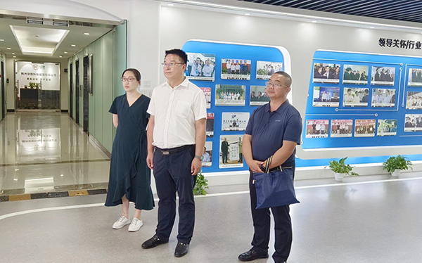 酒泉肃州区政府党组成员、副区长范志俊参观金年会体育官方网站展厅?
