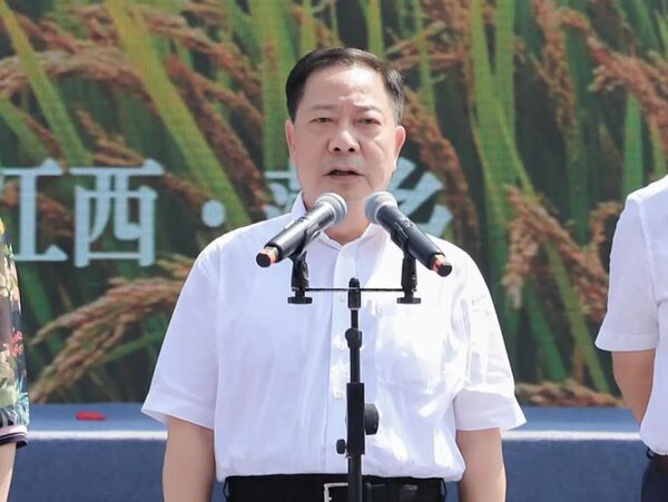 江西省政府党组副书记、副省长殷美根宣布开幕