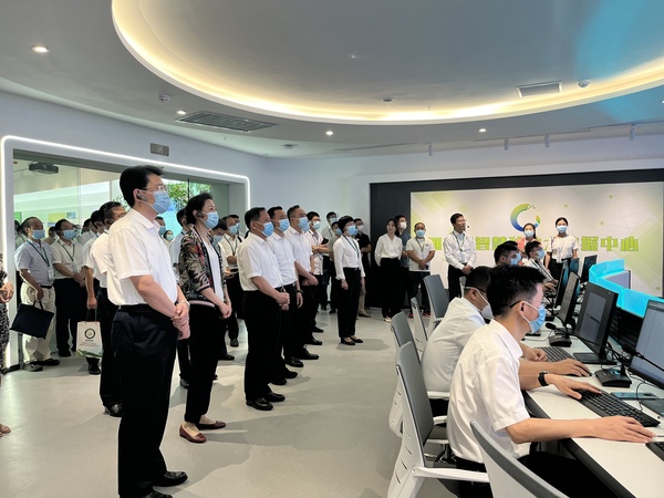 与会专家领导参观金年会体育官方网站支撑构建的智慧种业服务平台