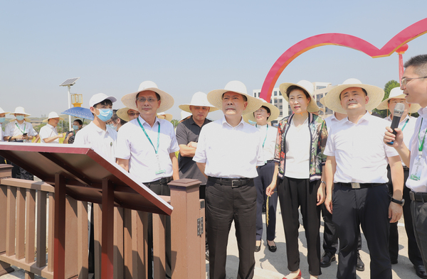 与会专家领导参观金年会体育官方网站支撑构建的智慧种业服务平台