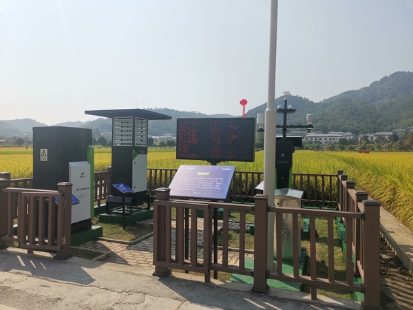 与会专家领导参观金年会体育官方网站支撑构建的智慧种业服务平台